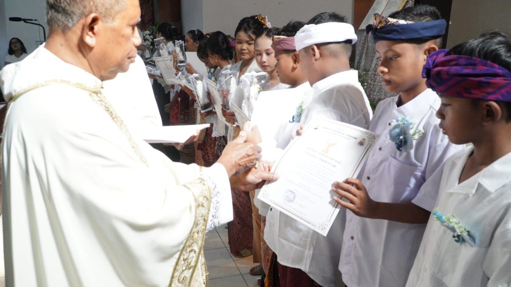 Sebanyak 23 anak dari Stasi Cemagi, Abianbase, Sading, dan pusat Paroki St. Theresia Tangeb menerima Komuni Pertama pada Misa Hari Raya Tubuh dan Darah Kristus, Minggu 7 Juni 2026.