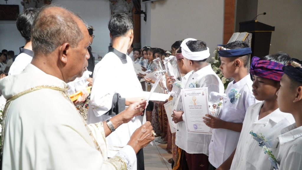 Sebanyak 23 anak dari Stasi Cemagi, Abianbase, Sading, dan pusat Paroki St. Theresia Tangeb menerima Komuni Pertama pada Misa Hari Raya Tubuh dan Darah Kristus, Minggu 7 Juni 2026.