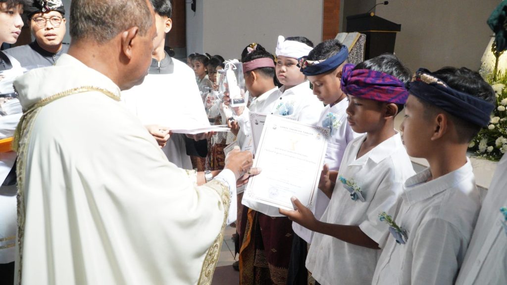 Sebanyak 23 anak dari Stasi Cemagi, Abianbase, Sading, dan pusat Paroki St. Theresia Tangeb menerima Komuni Pertama pada Misa Hari Raya Tubuh dan Darah Kristus, Minggu 7 Juni 2026.