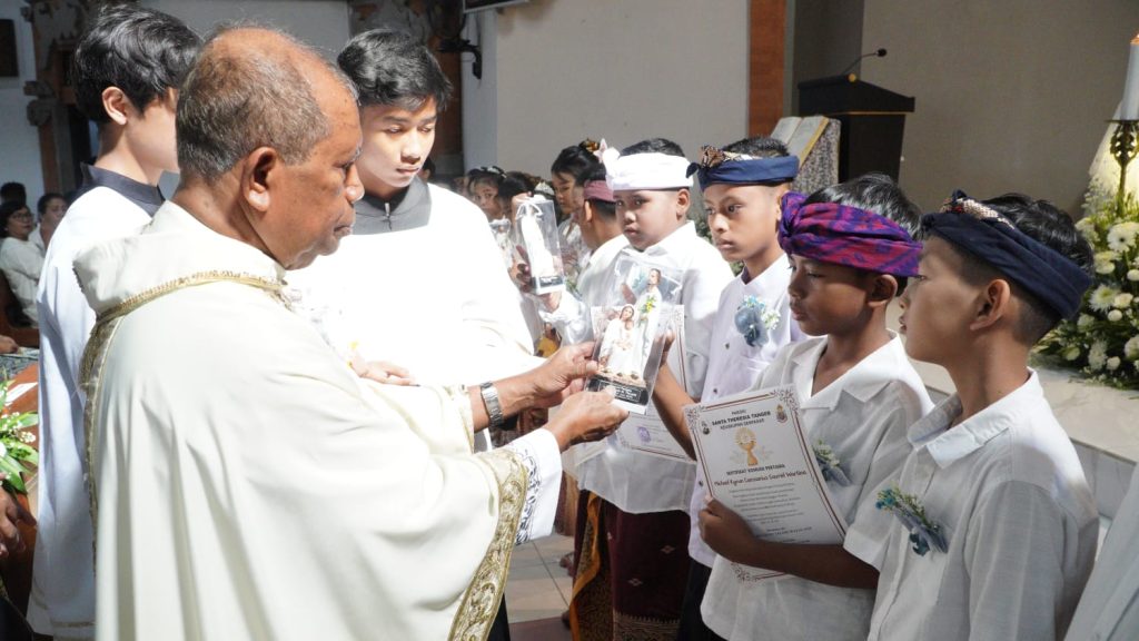 Sebanyak 23 anak dari Stasi Cemagi, Abianbase, Sading, dan pusat Paroki St. Theresia Tangeb menerima Komuni Pertama pada Misa Hari Raya Tubuh dan Darah Kristus, Minggu 7 Juni 2026.