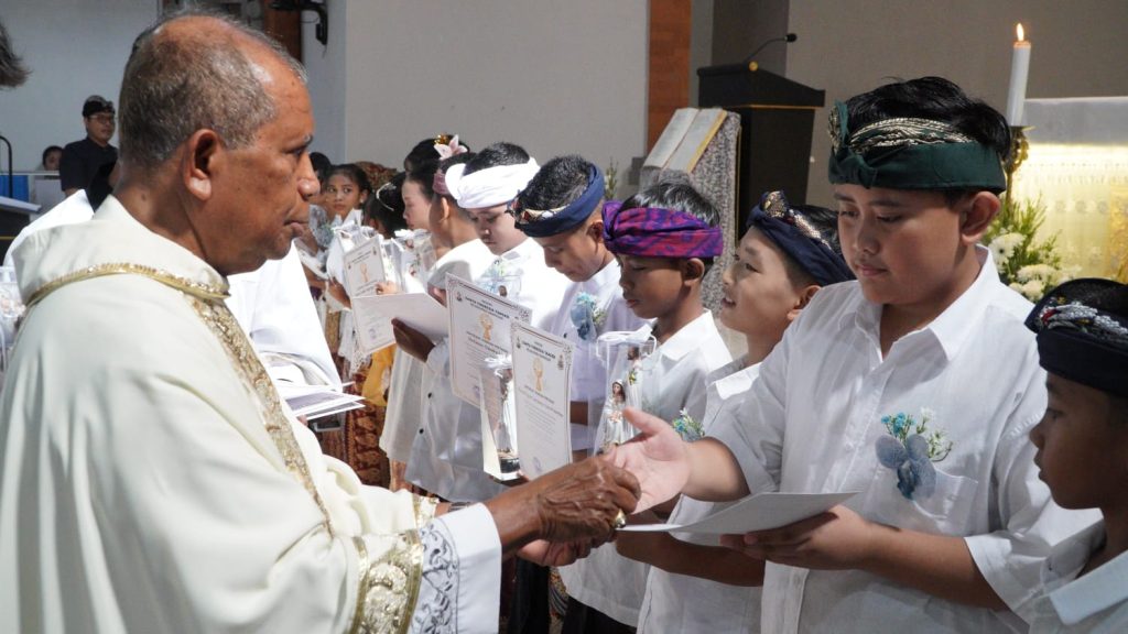 Sebanyak 23 anak dari Stasi Cemagi, Abianbase, Sading, dan pusat Paroki St. Theresia Tangeb menerima Komuni Pertama pada Misa Hari Raya Tubuh dan Darah Kristus, Minggu 7 Juni 2026.