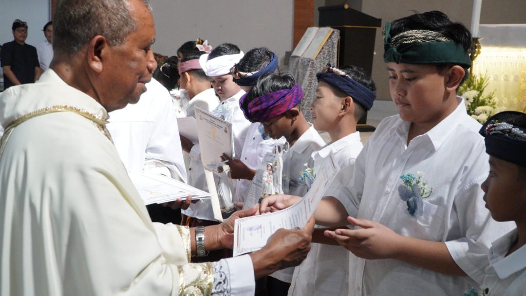 Sebanyak 23 anak dari Stasi Cemagi, Abianbase, Sading, dan pusat Paroki St. Theresia Tangeb menerima Komuni Pertama pada Misa Hari Raya Tubuh dan Darah Kristus, Minggu 7 Juni 2026.