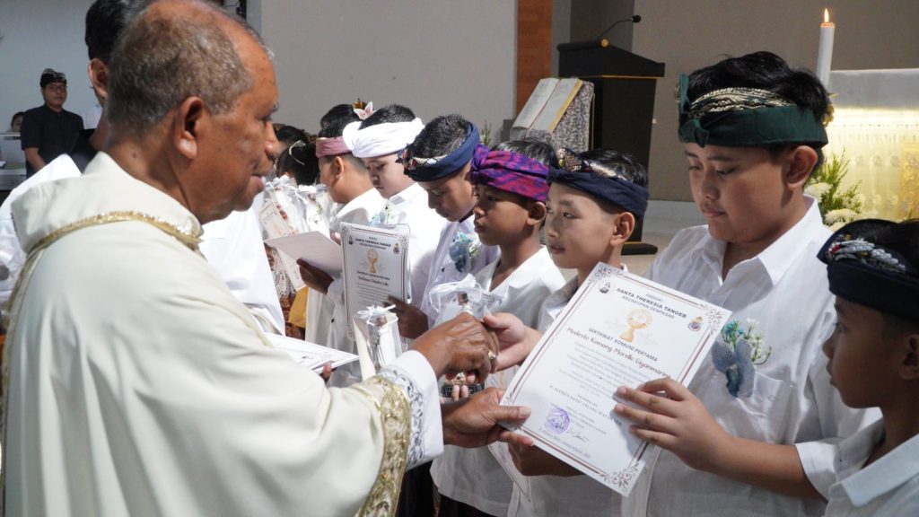 Sebanyak 23 anak dari Stasi Cemagi, Abianbase, Sading, dan pusat Paroki St. Theresia Tangeb menerima Komuni Pertama pada Misa Hari Raya Tubuh dan Darah Kristus, Minggu 7 Juni 2026.