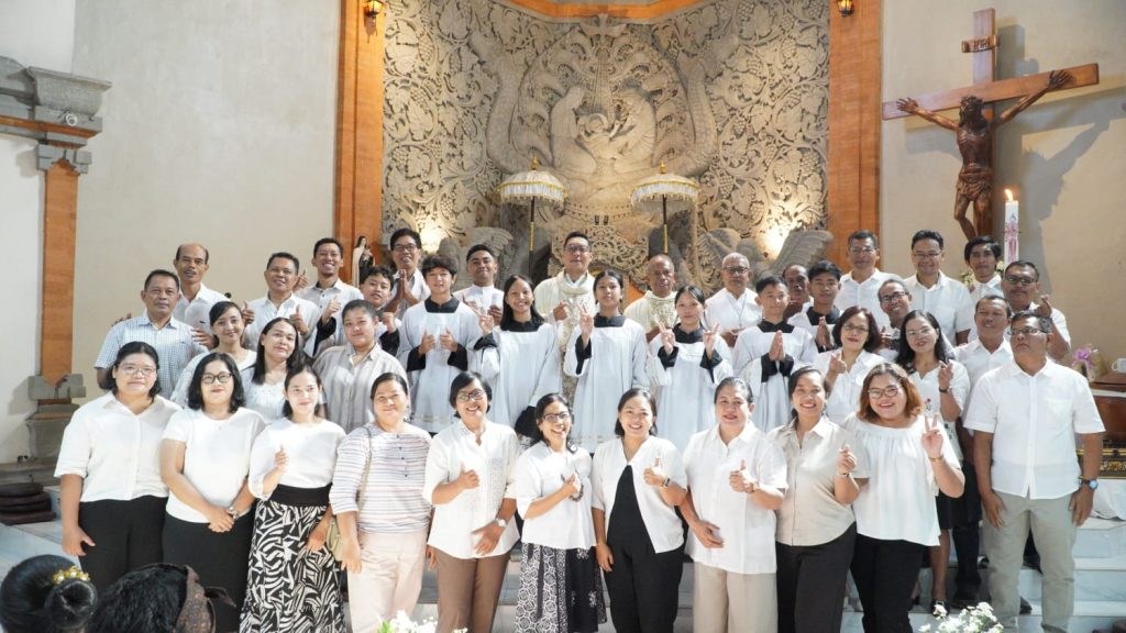Sebanyak 23 anak dari Stasi Cemagi, Abianbase, Sading, dan pusat Paroki St. Theresia Tangeb menerima Komuni Pertama pada Misa Hari Raya Tubuh dan Darah Kristus, Minggu 7 Juni 2026.