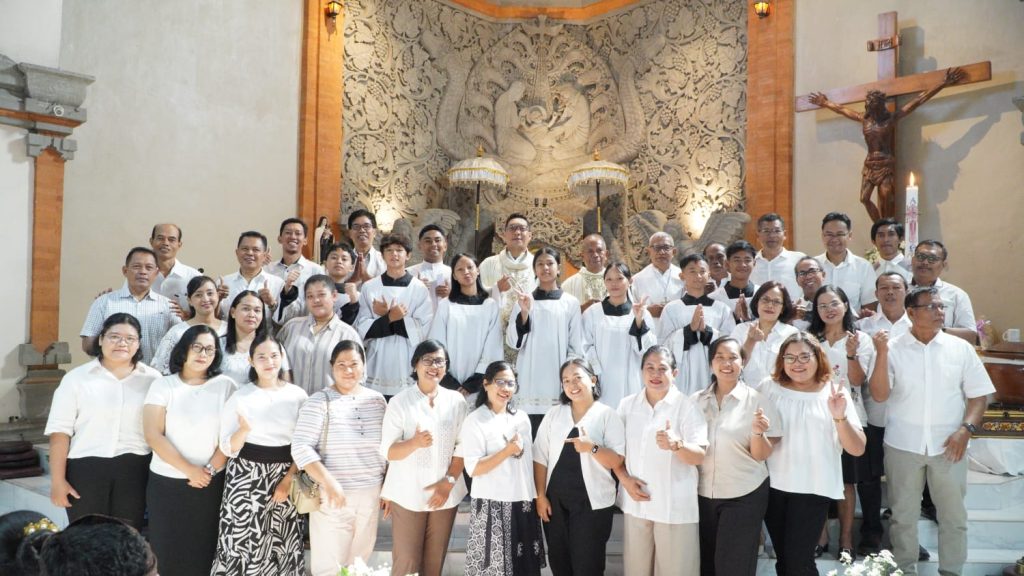 Sebanyak 23 anak dari Stasi Cemagi, Abianbase, Sading, dan pusat Paroki St. Theresia Tangeb menerima Komuni Pertama pada Misa Hari Raya Tubuh dan Darah Kristus, Minggu 7 Juni 2026.