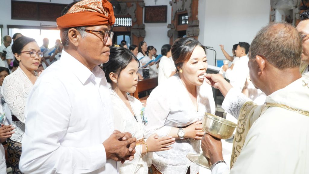 Sebanyak 23 anak dari Stasi Cemagi, Abianbase, Sading, dan pusat Paroki St. Theresia Tangeb menerima Komuni Pertama pada Misa Hari Raya Tubuh dan Darah Kristus, Minggu 7 Juni 2026.
