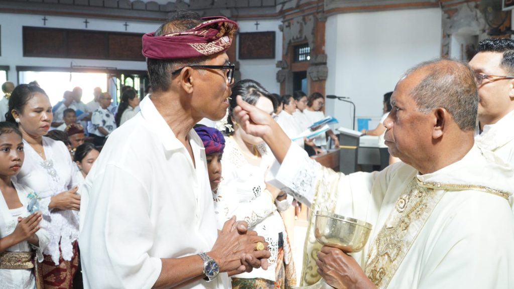 Sebanyak 23 anak dari Stasi Cemagi, Abianbase, Sading, dan pusat Paroki St. Theresia Tangeb menerima Komuni Pertama pada Misa Hari Raya Tubuh dan Darah Kristus, Minggu 7 Juni 2026.