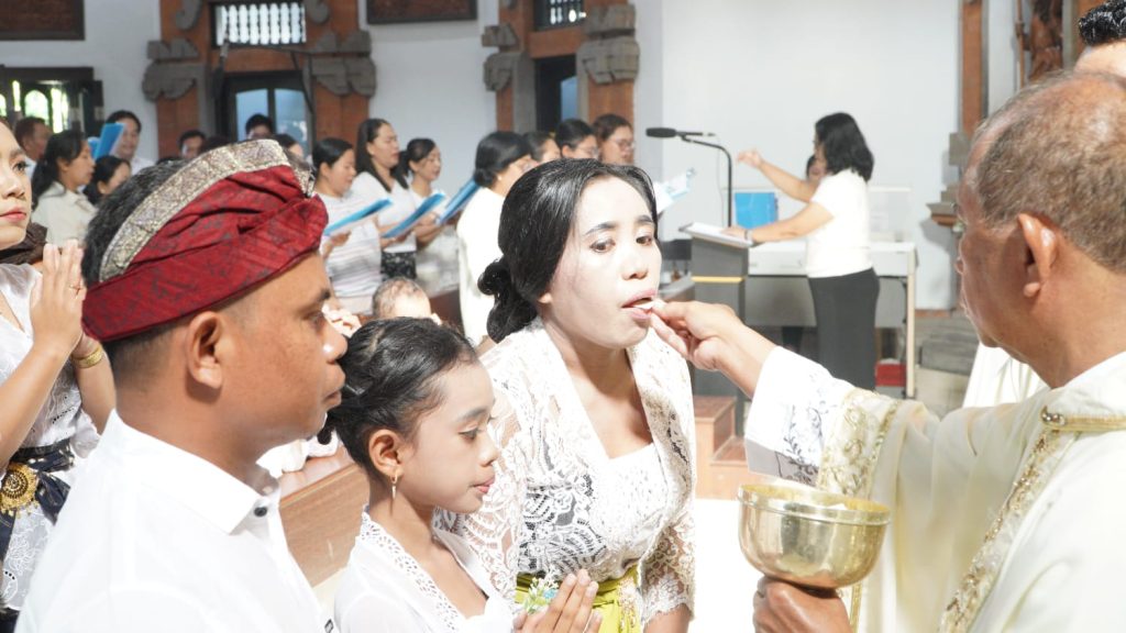 Sebanyak 23 anak dari Stasi Cemagi, Abianbase, Sading, dan pusat Paroki St. Theresia Tangeb menerima Komuni Pertama pada Misa Hari Raya Tubuh dan Darah Kristus, Minggu 7 Juni 2026.