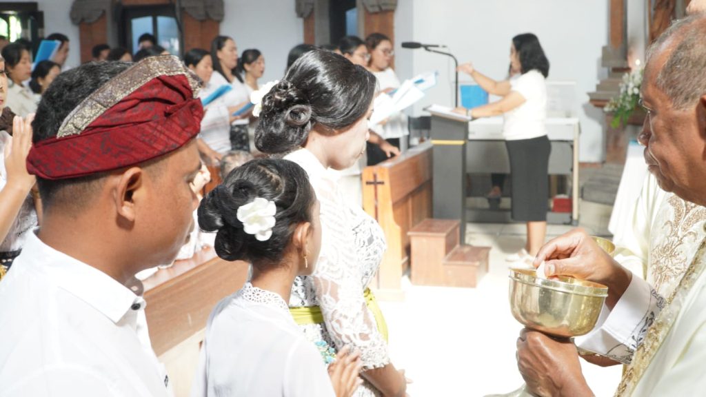 Sebanyak 23 anak dari Stasi Cemagi, Abianbase, Sading, dan pusat Paroki St. Theresia Tangeb menerima Komuni Pertama pada Misa Hari Raya Tubuh dan Darah Kristus, Minggu 7 Juni 2026.