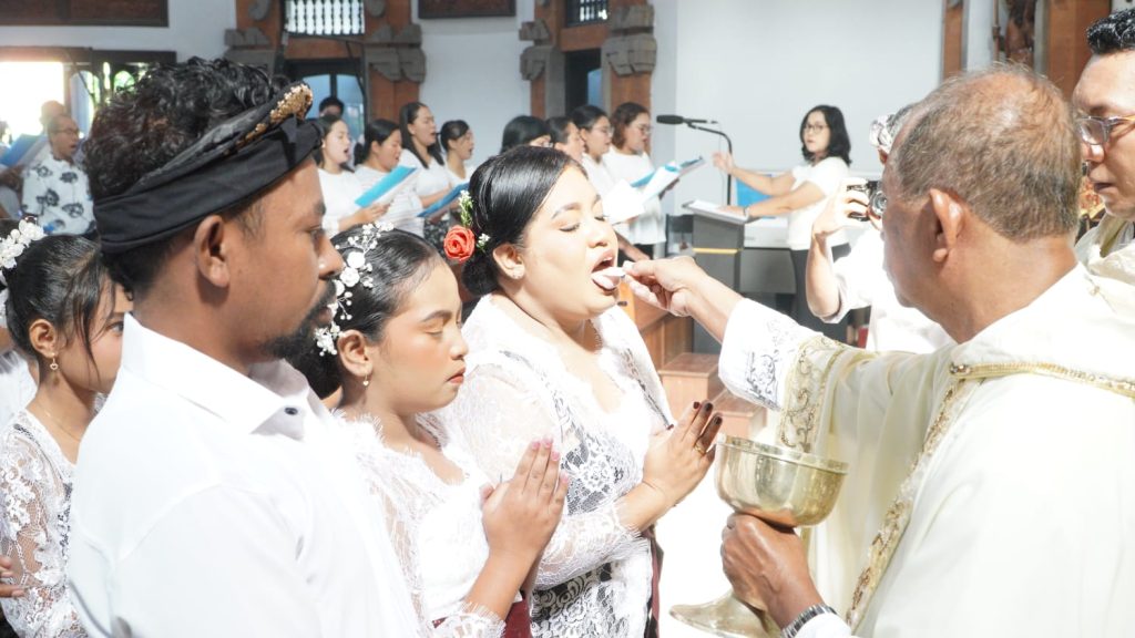 Sebanyak 23 anak dari Stasi Cemagi, Abianbase, Sading, dan pusat Paroki St. Theresia Tangeb menerima Komuni Pertama pada Misa Hari Raya Tubuh dan Darah Kristus, Minggu 7 Juni 2026.