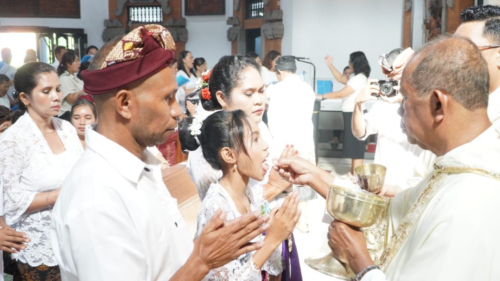 Sebanyak 23 anak dari Stasi Cemagi, Abianbase, Sading, dan pusat Paroki St. Theresia Tangeb menerima Komuni Pertama pada Misa Hari Raya Tubuh dan Darah Kristus, Minggu 7 Juni 2026.