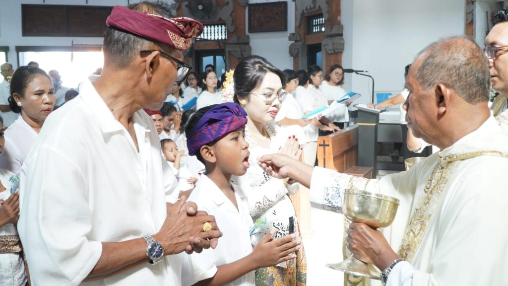 Sebanyak 23 anak dari Stasi Cemagi, Abianbase, Sading, dan pusat Paroki St. Theresia Tangeb menerima Komuni Pertama pada Misa Hari Raya Tubuh dan Darah Kristus, Minggu 7 Juni 2026.