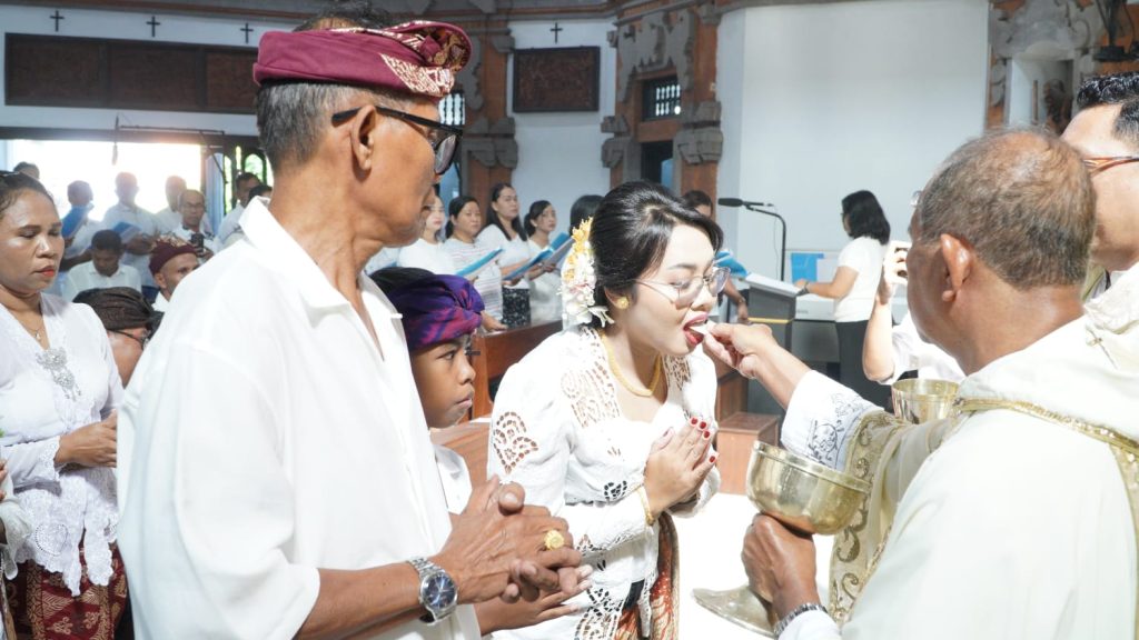 Sebanyak 23 anak dari Stasi Cemagi, Abianbase, Sading, dan pusat Paroki St. Theresia Tangeb menerima Komuni Pertama pada Misa Hari Raya Tubuh dan Darah Kristus, Minggu 7 Juni 2026.