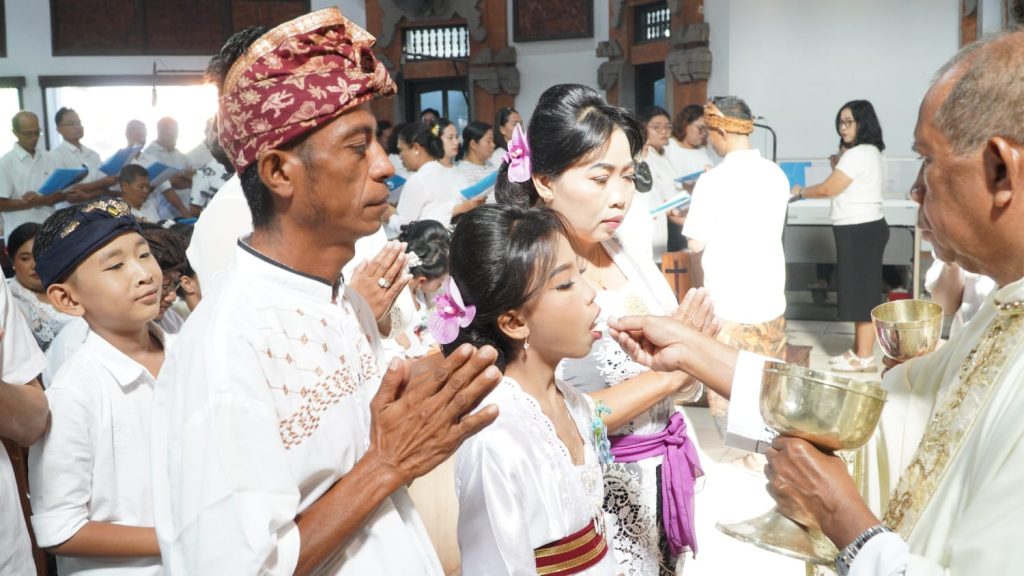 Sebanyak 23 anak dari Stasi Cemagi, Abianbase, Sading, dan pusat Paroki St. Theresia Tangeb menerima Komuni Pertama pada Misa Hari Raya Tubuh dan Darah Kristus, Minggu 7 Juni 2026.