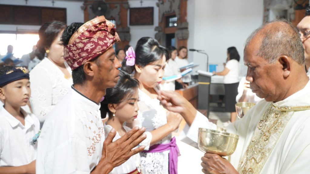 Sebanyak 23 anak dari Stasi Cemagi, Abianbase, Sading, dan pusat Paroki St. Theresia Tangeb menerima Komuni Pertama pada Misa Hari Raya Tubuh dan Darah Kristus, Minggu 7 Juni 2026.