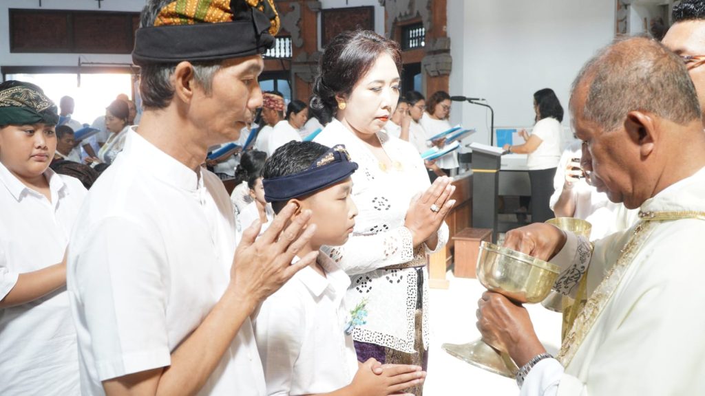 Sebanyak 23 anak dari Stasi Cemagi, Abianbase, Sading, dan pusat Paroki St. Theresia Tangeb menerima Komuni Pertama pada Misa Hari Raya Tubuh dan Darah Kristus, Minggu 7 Juni 2026.
