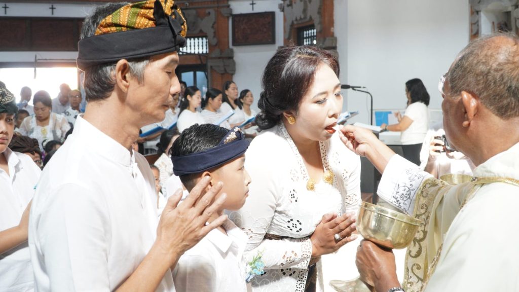 Sebanyak 23 anak dari Stasi Cemagi, Abianbase, Sading, dan pusat Paroki St. Theresia Tangeb menerima Komuni Pertama pada Misa Hari Raya Tubuh dan Darah Kristus, Minggu 7 Juni 2026.