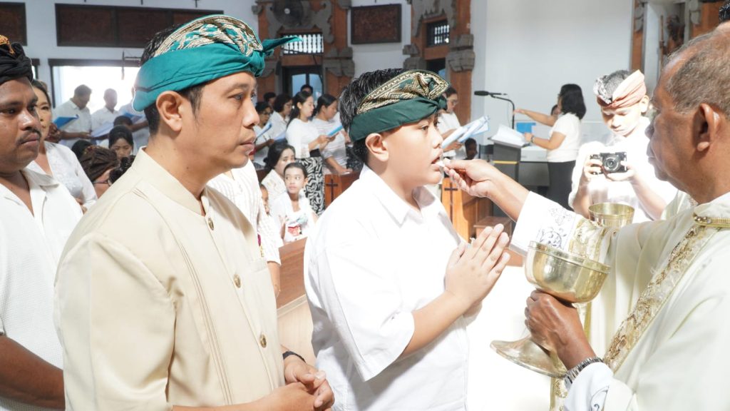 Sebanyak 23 anak dari Stasi Cemagi, Abianbase, Sading, dan pusat Paroki St. Theresia Tangeb menerima Komuni Pertama pada Misa Hari Raya Tubuh dan Darah Kristus, Minggu 7 Juni 2026.