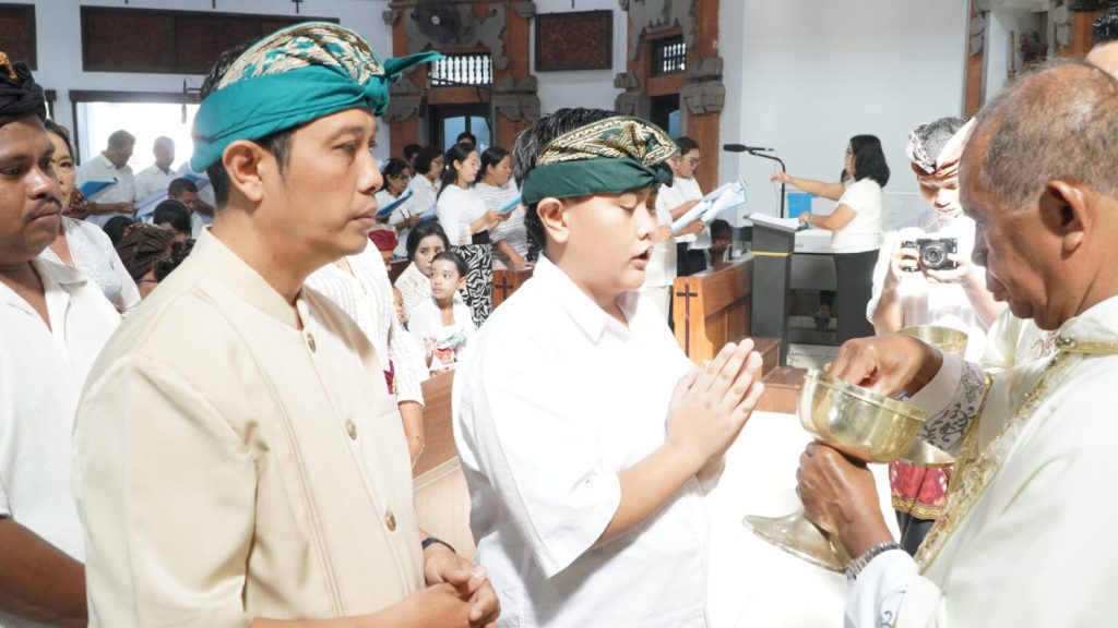 Sebanyak 23 anak dari Stasi Cemagi, Abianbase, Sading, dan pusat Paroki St. Theresia Tangeb menerima Komuni Pertama pada Misa Hari Raya Tubuh dan Darah Kristus, Minggu 7 Juni 2026.