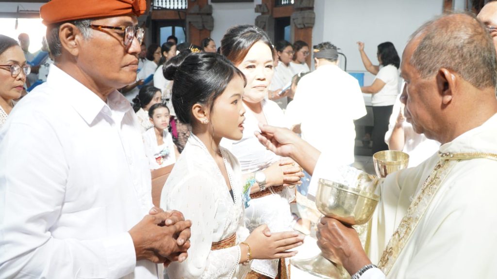 Sebanyak 23 anak dari Stasi Cemagi, Abianbase, Sading, dan pusat Paroki St. Theresia Tangeb menerima Komuni Pertama pada Misa Hari Raya Tubuh dan Darah Kristus, Minggu 7 Juni 2026.