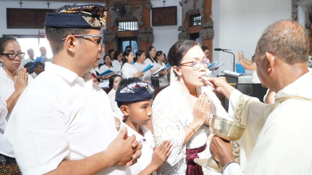 Sebanyak 23 anak dari Stasi Cemagi, Abianbase, Sading, dan pusat Paroki St. Theresia Tangeb menerima Komuni Pertama pada Misa Hari Raya Tubuh dan Darah Kristus, Minggu 7 Juni 2026.