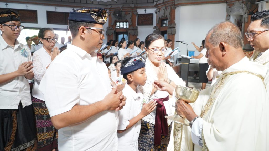 Sebanyak 23 anak dari Stasi Cemagi, Abianbase, Sading, dan pusat Paroki St. Theresia Tangeb menerima Komuni Pertama pada Misa Hari Raya Tubuh dan Darah Kristus, Minggu 7 Juni 2026.