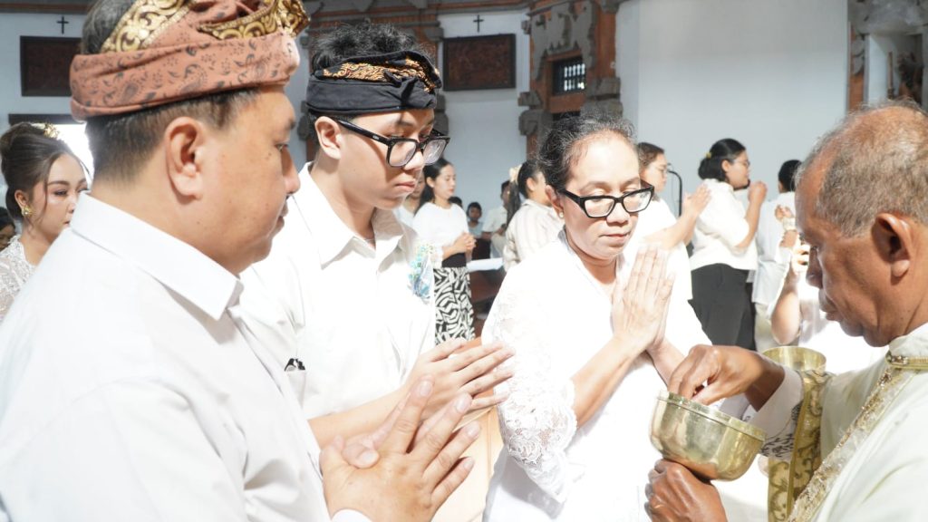 Sebanyak 23 anak dari Stasi Cemagi, Abianbase, Sading, dan pusat Paroki St. Theresia Tangeb menerima Komuni Pertama pada Misa Hari Raya Tubuh dan Darah Kristus, Minggu 7 Juni 2026.
