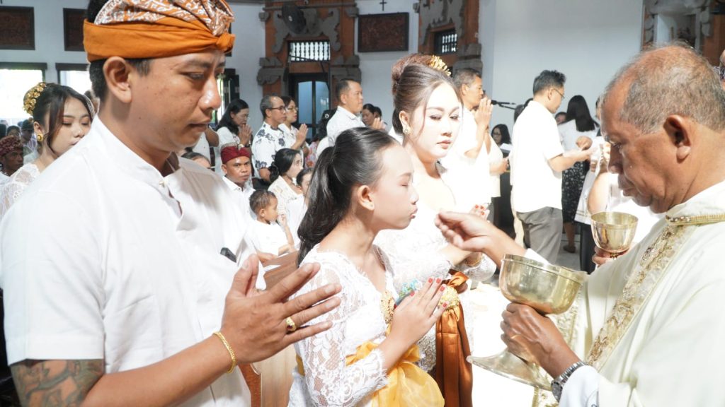 Sebanyak 23 anak dari Stasi Cemagi, Abianbase, Sading, dan pusat Paroki St. Theresia Tangeb menerima Komuni Pertama pada Misa Hari Raya Tubuh dan Darah Kristus, Minggu 7 Juni 2026.