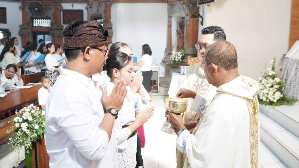 Sebanyak 23 anak dari Stasi Cemagi, Abianbase, Sading, dan pusat Paroki St. Theresia Tangeb menerima Komuni Pertama pada Misa Hari Raya Tubuh dan Darah Kristus, Minggu 7 Juni 2026.
