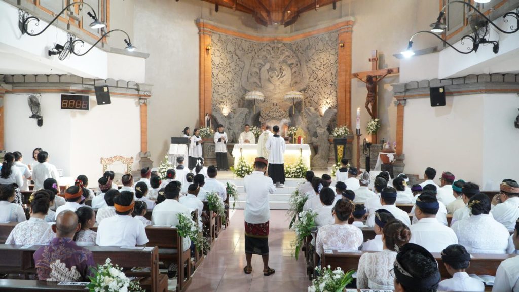 Sebanyak 23 anak dari Stasi Cemagi, Abianbase, Sading, dan pusat Paroki St. Theresia Tangeb menerima Komuni Pertama pada Misa Hari Raya Tubuh dan Darah Kristus, Minggu 7 Juni 2026.