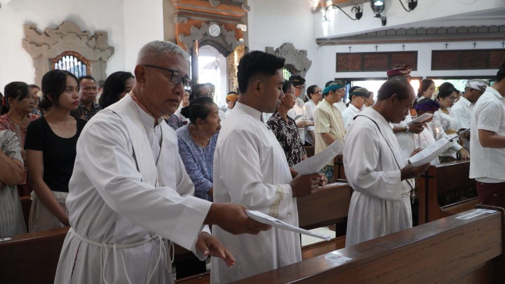 Sebanyak 23 anak dari Stasi Cemagi, Abianbase, Sading, dan pusat Paroki St. Theresia Tangeb menerima Komuni Pertama pada Misa Hari Raya Tubuh dan Darah Kristus, Minggu 7 Juni 2026.