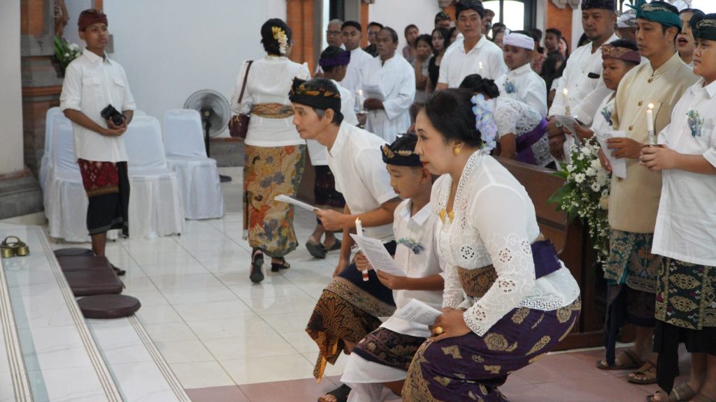 Sebanyak 23 anak dari Stasi Cemagi, Abianbase, Sading, dan pusat Paroki St. Theresia Tangeb menerima Komuni Pertama pada Misa Hari Raya Tubuh dan Darah Kristus, Minggu 7 Juni 2026.