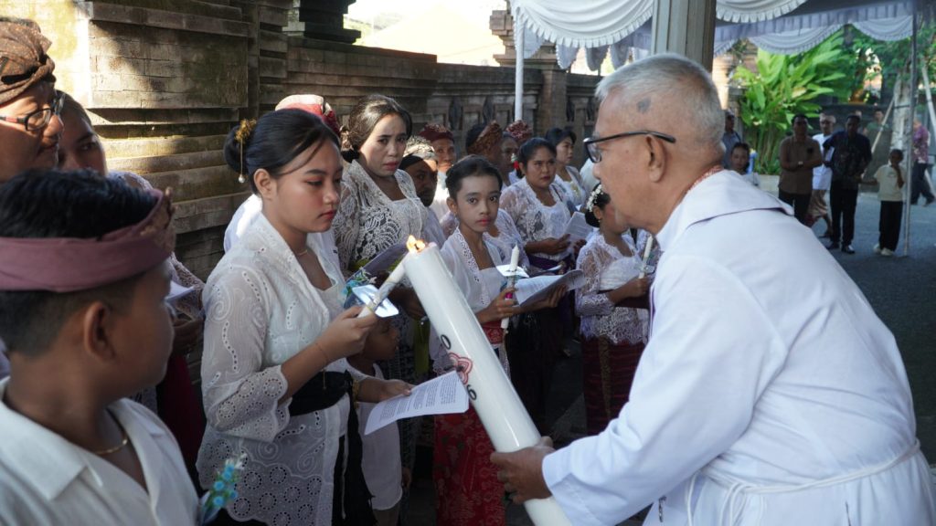 Sebanyak 23 anak dari Stasi Cemagi, Abianbase, Sading, dan pusat Paroki St. Theresia Tangeb menerima Komuni Pertama pada Misa Hari Raya Tubuh dan Darah Kristus, Minggu 7 Juni 2026.