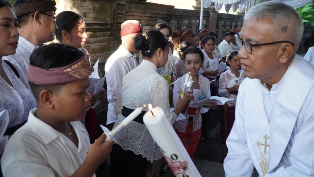 Sebanyak 23 anak dari Stasi Cemagi, Abianbase, Sading, dan pusat Paroki St. Theresia Tangeb menerima Komuni Pertama pada Misa Hari Raya Tubuh dan Darah Kristus, Minggu 7 Juni 2026.