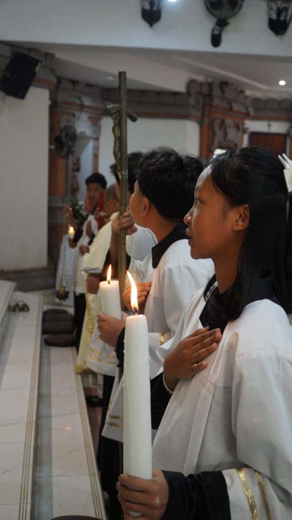 Sebanyak 23 anak dari Stasi Cemagi, Abianbase, Sading, dan pusat Paroki St. Theresia Tangeb menerima Komuni Pertama pada Misa Hari Raya Tubuh dan Darah Kristus, Minggu 7 Juni 2026.