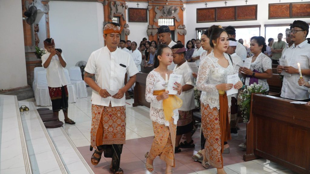 Sebanyak 23 anak dari Stasi Cemagi, Abianbase, Sading, dan pusat Paroki St. Theresia Tangeb menerima Komuni Pertama pada Misa Hari Raya Tubuh dan Darah Kristus, Minggu 7 Juni 2026.