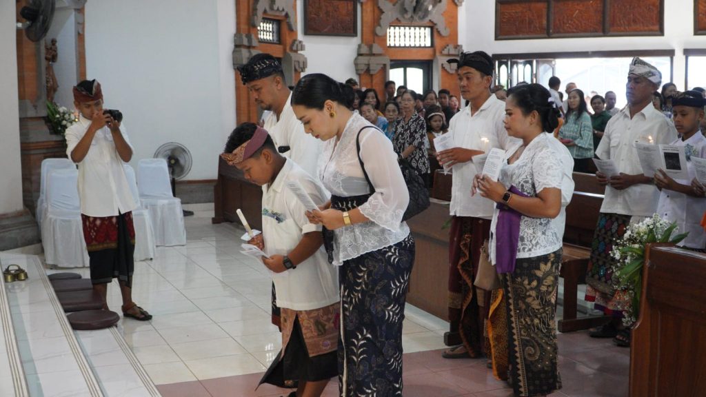 Sebanyak 23 anak dari Stasi Cemagi, Abianbase, Sading, dan pusat Paroki St. Theresia Tangeb menerima Komuni Pertama pada Misa Hari Raya Tubuh dan Darah Kristus, Minggu 7 Juni 2026.