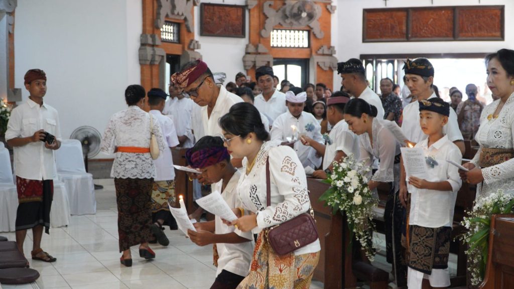 Sebanyak 23 anak dari Stasi Cemagi, Abianbase, Sading, dan pusat Paroki St. Theresia Tangeb menerima Komuni Pertama pada Misa Hari Raya Tubuh dan Darah Kristus, Minggu 7 Juni 2026.