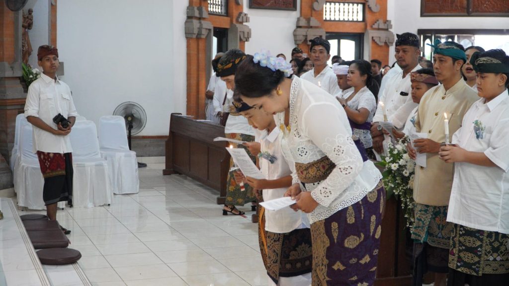 Sebanyak 23 anak dari Stasi Cemagi, Abianbase, Sading, dan pusat Paroki St. Theresia Tangeb menerima Komuni Pertama pada Misa Hari Raya Tubuh dan Darah Kristus, Minggu 7 Juni 2026.
