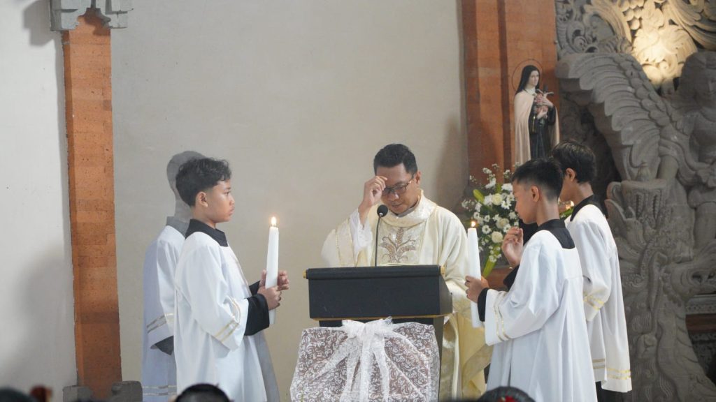 Sebanyak 23 anak dari Stasi Cemagi, Abianbase, Sading, dan pusat Paroki St. Theresia Tangeb menerima Komuni Pertama pada Misa Hari Raya Tubuh dan Darah Kristus, Minggu 7 Juni 2026.