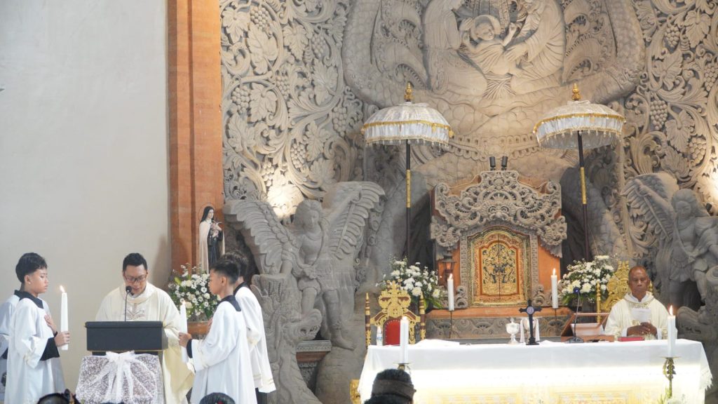 Sebanyak 23 anak dari Stasi Cemagi, Abianbase, Sading, dan pusat Paroki St. Theresia Tangeb menerima Komuni Pertama pada Misa Hari Raya Tubuh dan Darah Kristus, Minggu 7 Juni 2026.