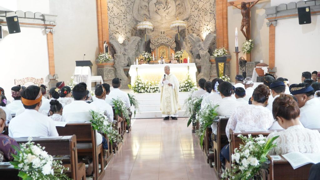Sebanyak 23 anak dari Stasi Cemagi, Abianbase, Sading, dan pusat Paroki St. Theresia Tangeb menerima Komuni Pertama pada Misa Hari Raya Tubuh dan Darah Kristus, Minggu 7 Juni 2026.