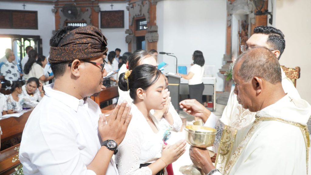 Sebanyak 23 anak dari Stasi Cemagi, Abianbase, Sading, dan pusat Paroki St. Theresia Tangeb menerima Komuni Pertama pada Misa Hari Raya Tubuh dan Darah Kristus, Minggu 7 Juni 2026.