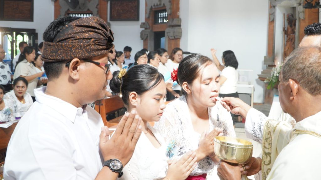 Sebanyak 23 anak dari Stasi Cemagi, Abianbase, Sading, dan pusat Paroki St. Theresia Tangeb menerima Komuni Pertama pada Misa Hari Raya Tubuh dan Darah Kristus, Minggu 7 Juni 2026.