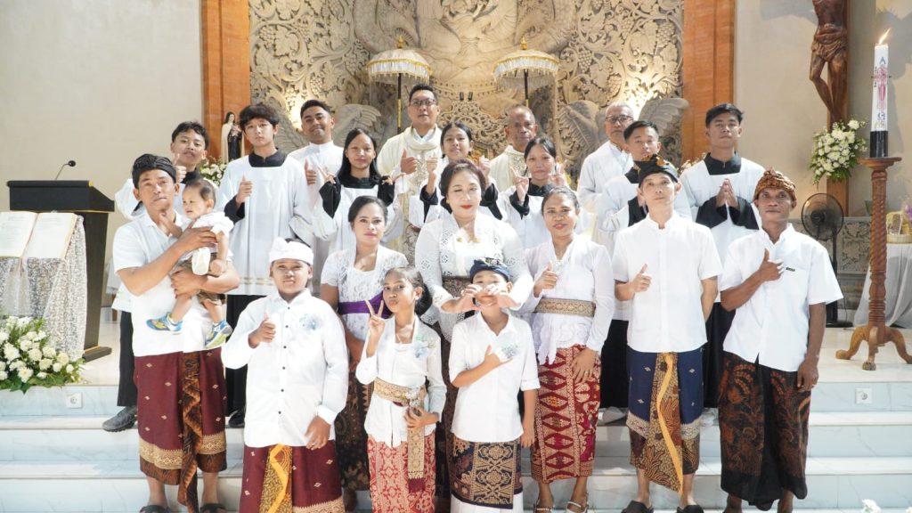 Sebanyak 23 anak dari Stasi Cemagi, Abianbase, Sading, dan pusat Paroki St. Theresia Tangeb menerima Komuni Pertama pada Misa Hari Raya Tubuh dan Darah Kristus, Minggu 7 Juni 2026.