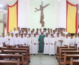 Pastor Yosef Keladu, SVD bersama para Frater tingkat IV Seminari Tinggi St. Paulus Ledalero.