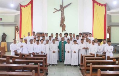 Pastor Yosef Keladu, SVD bersama para Frater tingkat IV Seminari Tinggi St. Paulus Ledalero.