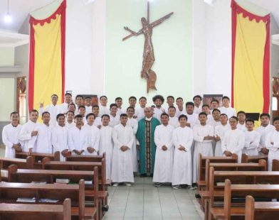 Pastor Yosef Keladu, SVD bersama para Frater tingkat IV Seminari Tinggi St. Paulus Ledalero.