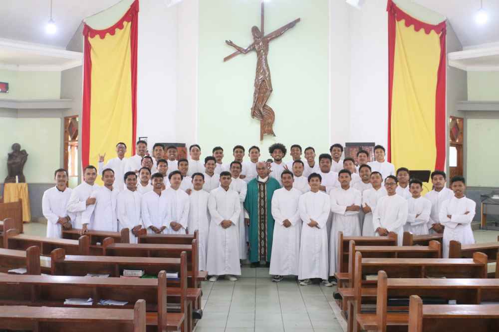 Pastor Yosef Keladu, SVD bersama para Frater tingkat IV Seminari Tinggi St. Paulus Ledalero.