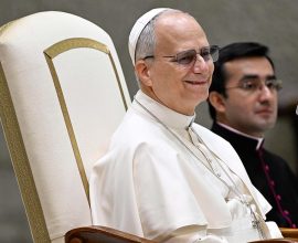 Paus Leo XIV tersenyum